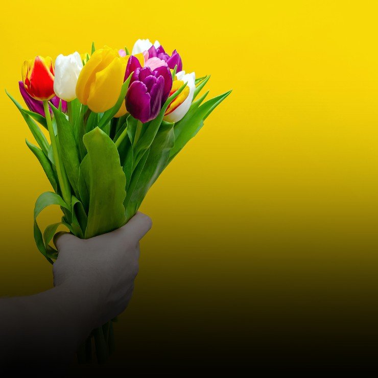 Оберіть листівку з великим букетом квітів та привітанням з днем народження