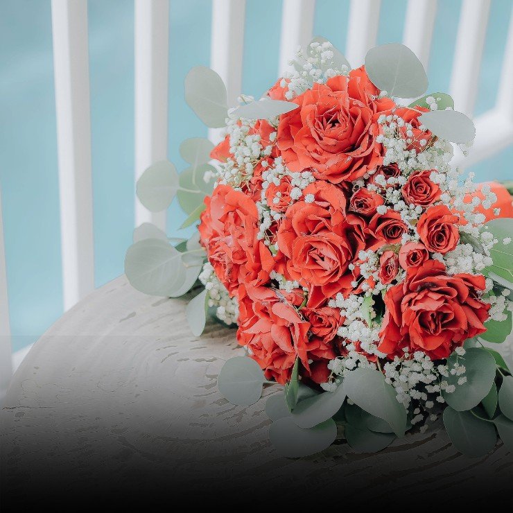 Оберіть листівку з великим букетом квітів та привітанням з днем народження